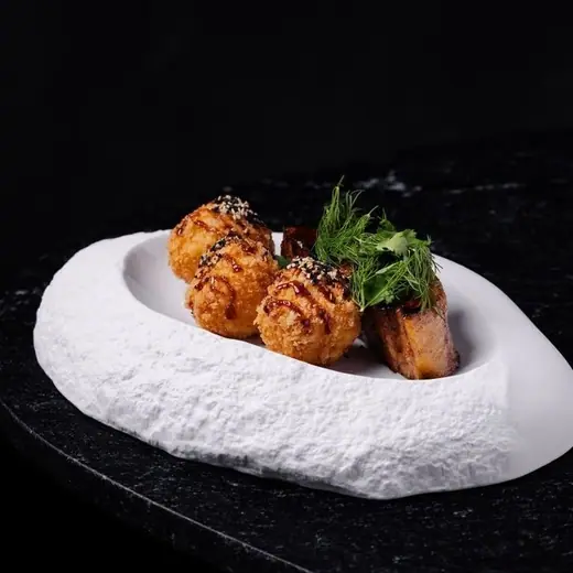 Karmelizowany Pork Belly  wieprzowy gotowany przez 24 godziny w aromatycznej azjatyckiej glazurze