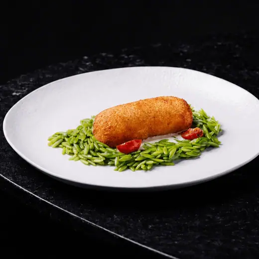 Kurczak farmerski cordon bleu z orzo i sosem z niebieskiego sera