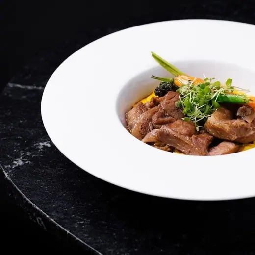 Ossobuco z risotto szafranowym i młodymi warzywami