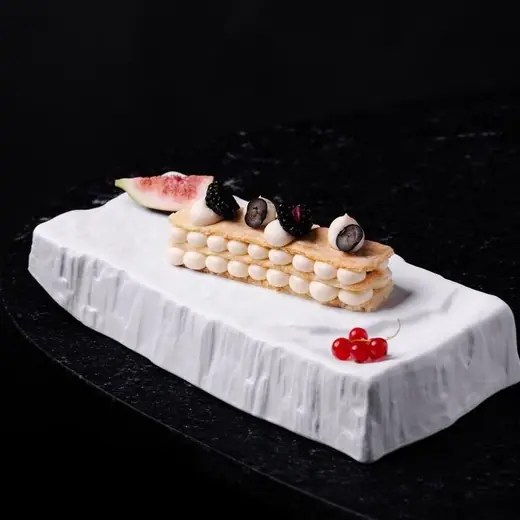 Mille-feuille z kremem z wanilii madagaskarsiej i konfiturą z czarnej porzeczki