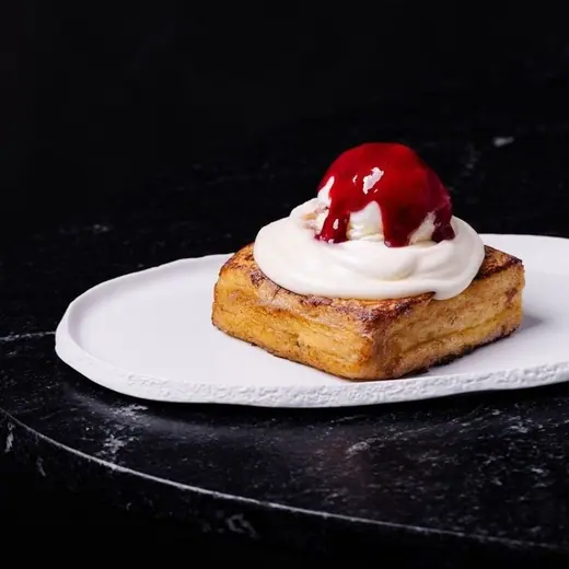 Tost francuski z kremem Chantilly i wiśniami