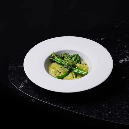 Risotto z kremem z młodego groszku, pecorino i szparagami wiejskimi
