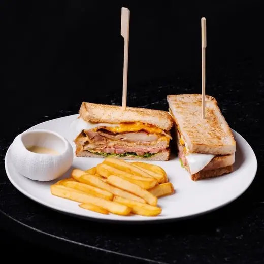 Kanapka klubowa z piersią z kurczaka, serem cheddar i bekonem