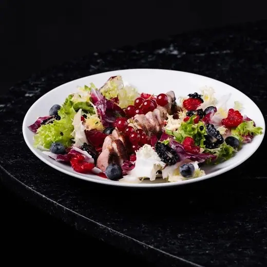 Salatka z kaczki z sezonowymi jagodami i marakują