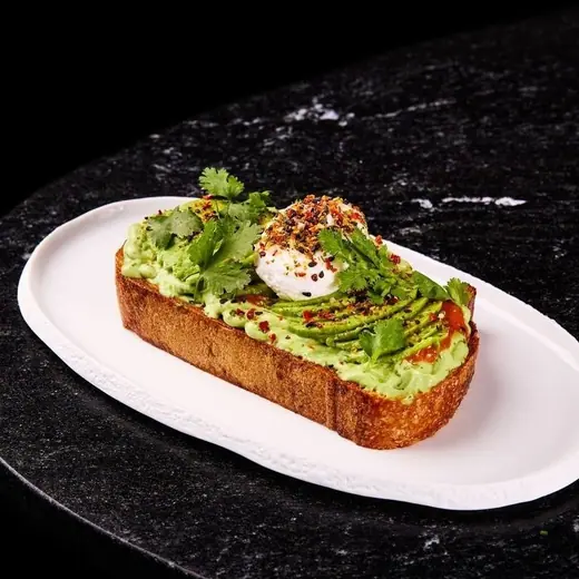Tost z awokado i jajkiem w koszulce