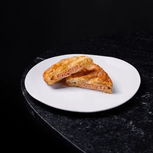 Ciasto francuskie z szynką parmeńską i serem