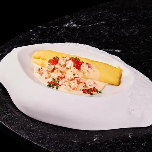 Francuski omlet z szyjkami raków