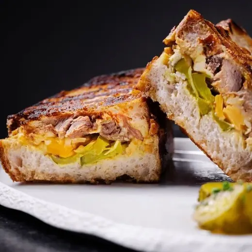 Melted sandwitch z wołowiną i ogórkami curry