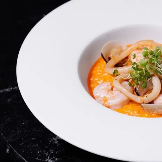 Risotto z owocami morza Carnaroli na bisque z homara